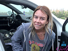 Amateur hitchhiker Summer Vixen shows her gratitude with a BJ