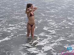 Tattooed hottie Summer Vixen showing her body in a bikini