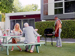 Blondie with long hair gets a cumshot on her hair