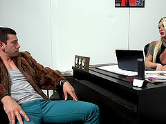 There is nothing better for tranny Aubrey Kate than a sex in the office