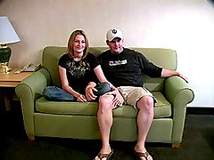 An amateur couple gets busy and fucks on the couch